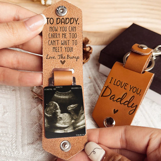 Family - Daddy Can't Wait To Meet You From The Bump - Personalized Leather Keychain (HJ)